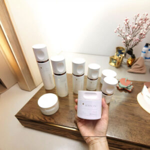 OEM ODM Luxury Custom 8oz Glass Cosmetic Jars Screw Cap Lids Flat Shape for Skin Care Serums Face Creams Customizable Printing